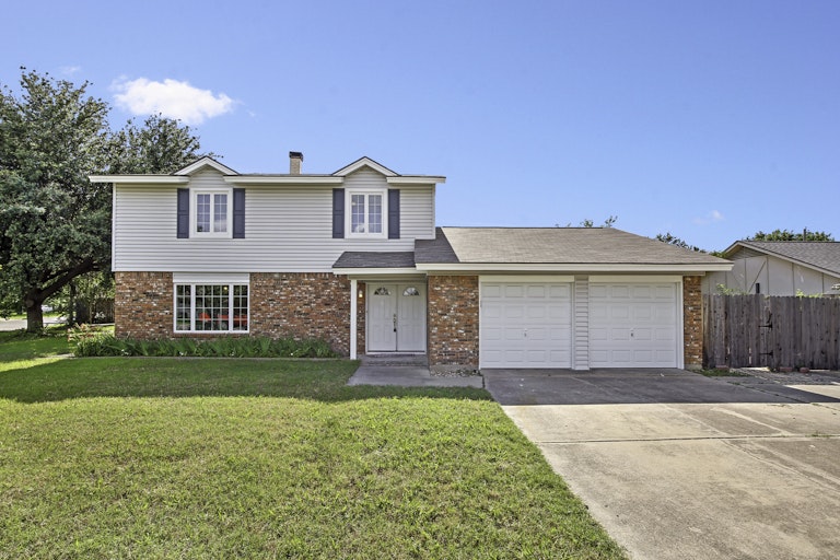 Photo 1 of 25 - 5501 Misty Meadow Dr, North Richland Hills, TX 76180
