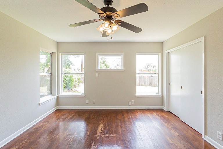 Photo 14 of 23 - 850 Linda Lou Dr, San Antonio, TX 78223