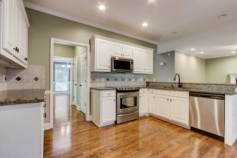 Photo 4 of 29 - 1012 Maple Creek Dr, Loganville, GA 30052