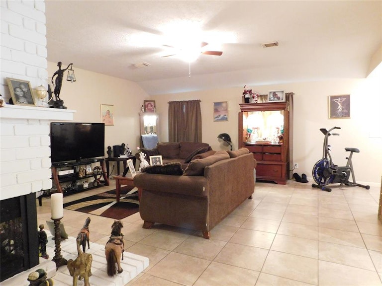 Photo 9 of 25 - 3910 Spring Meadow Dr, Pearland, TX 77584