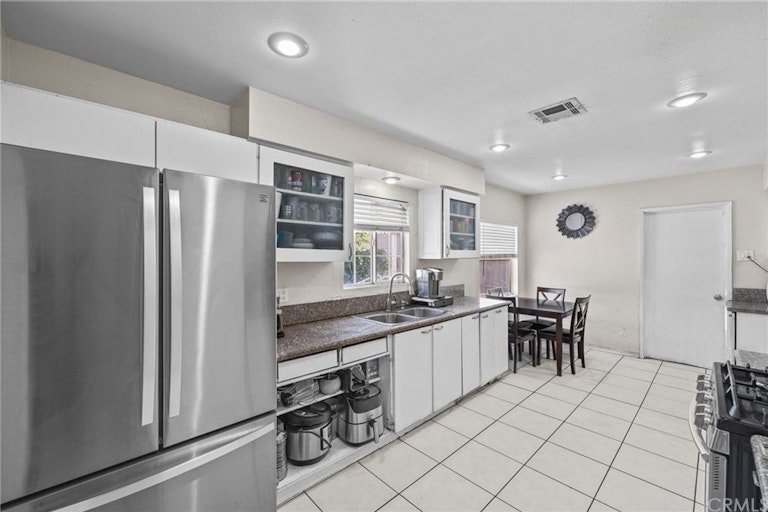 Photo 8 of 21 - 167 Palmyra Dr, San Bernardino, CA 92404