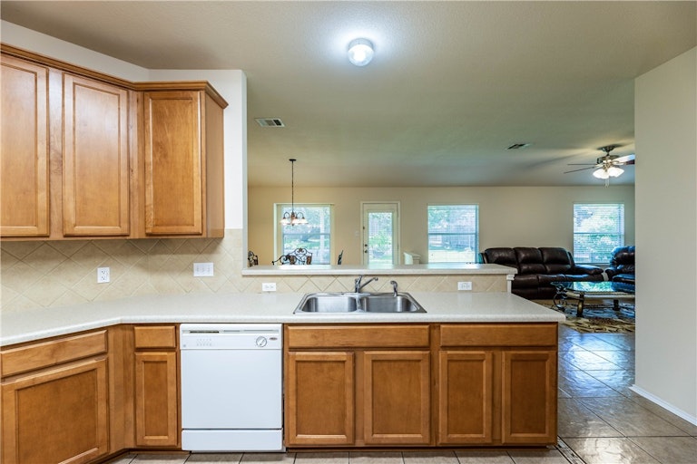Photo 14 of 33 - 3216 Winding River Trl, Round Rock, TX 78681