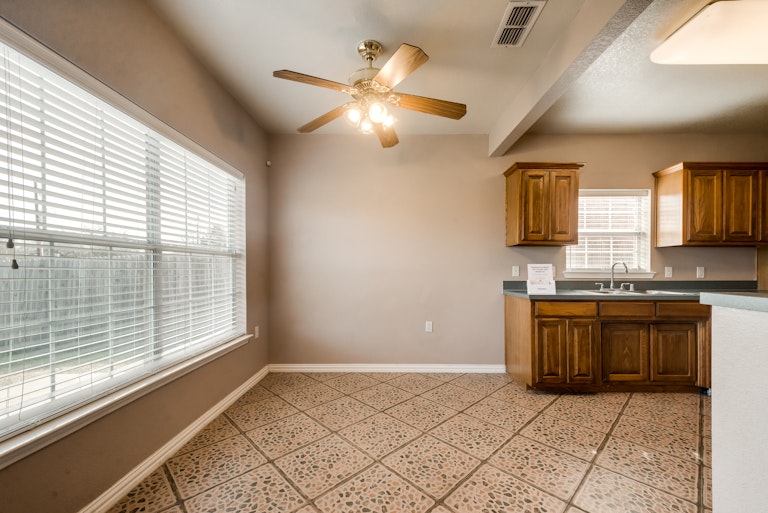 Photo 9 of 32 - 345 Cotton Dr, Mansfield, TX 76063