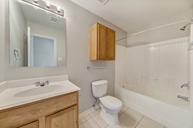 Photo 14 of 23 - 1143 Galicia Ln, Dallas, TX 75217
