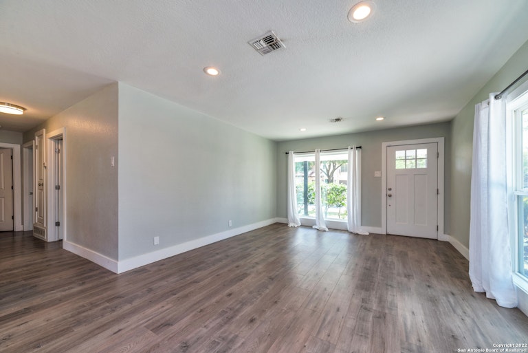 Photo 7 of 27 - 837 Canterbury Hill St, San Antonio, TX 78209