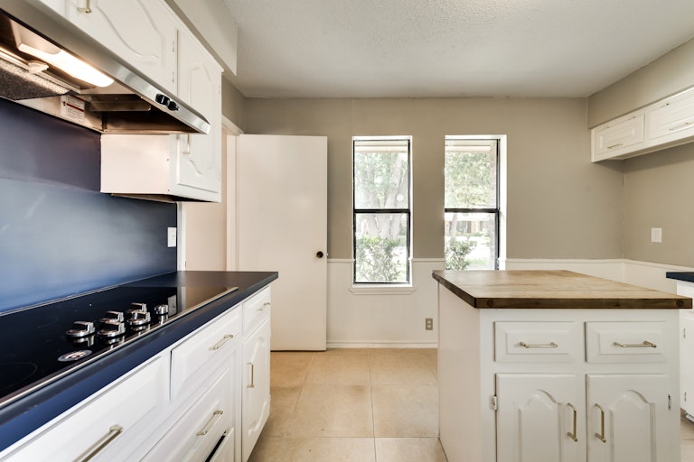 Photo 7 of 26 - 2805 Teakwood Ln, Plano, TX 75075
