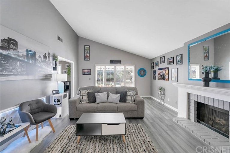 Photo 5 of 38 - 15904 Ada St, Canyon Country, CA 91387