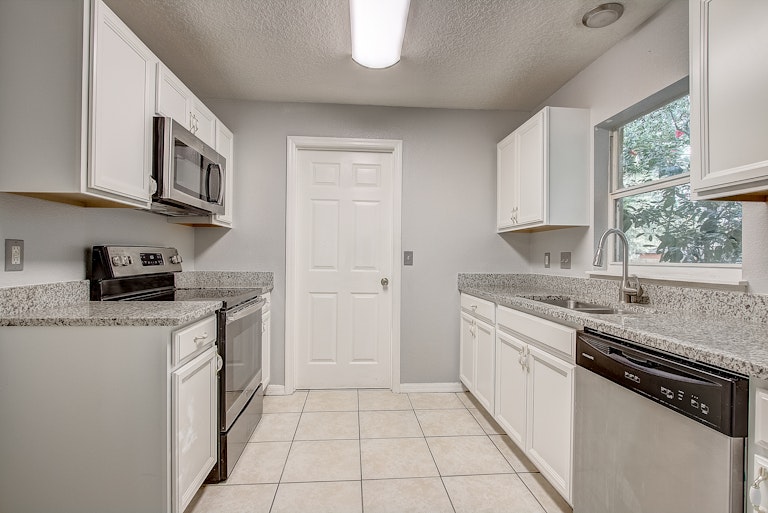 Photo 2 of 28 - 1915 2nd Dr, Sanford, FL 32771
