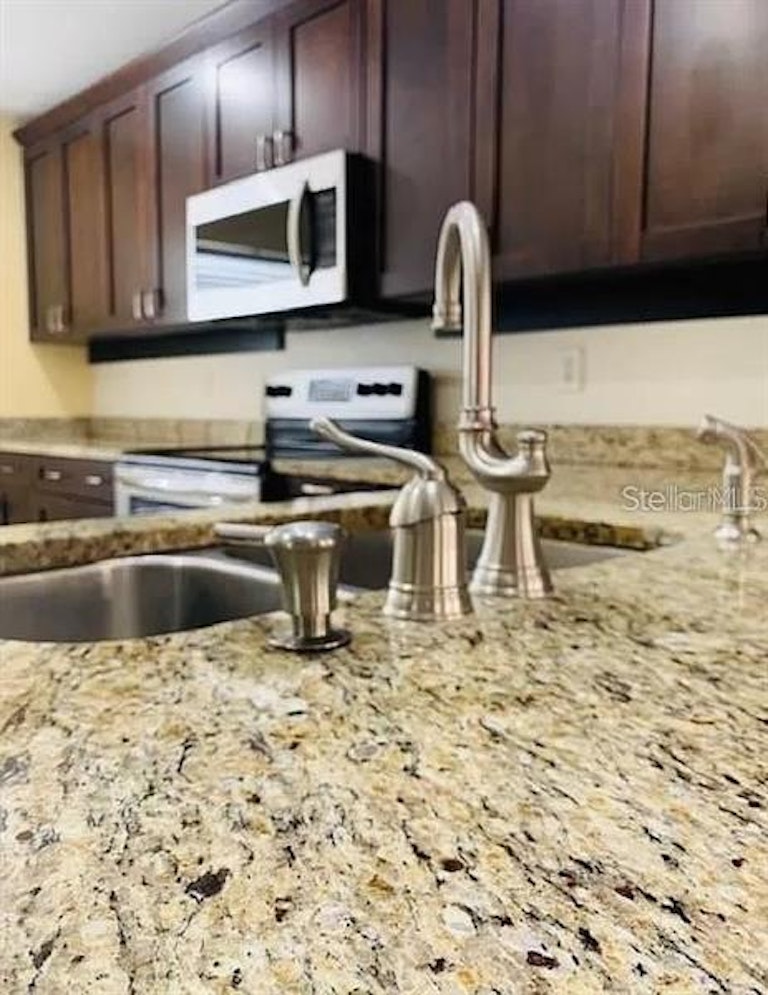 Photo 9 of 34 - 11752 Crest Creek Dr, Riverview, FL 33569