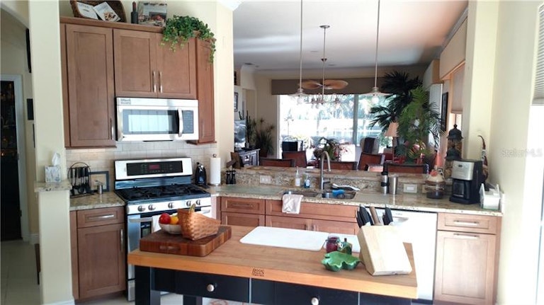 Photo 3 of 25 - 8635 54th Avenue Cir E, Bradenton, FL 34211