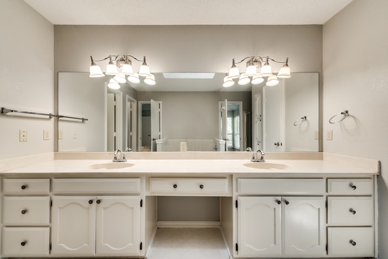 Photo 16 of 26 - 3615 Dalton Dr, Corinth, TX 76208