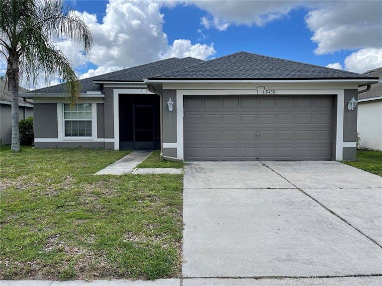 Photo 1 of 28 - 8438 Carriage Pointe Dr, Gibsonton, FL 33534