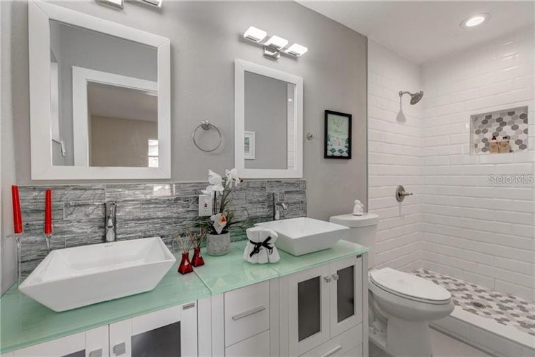Photo 14 of 25 - 1625 Madrid Dr, Largo, FL 33778