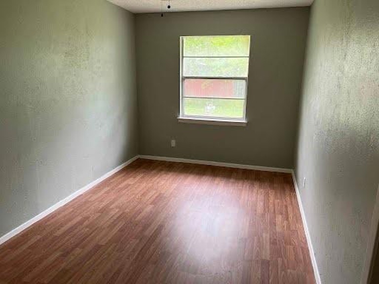 Photo 5 of 18 - 1005 S Murray St, McKinney, TX 75069