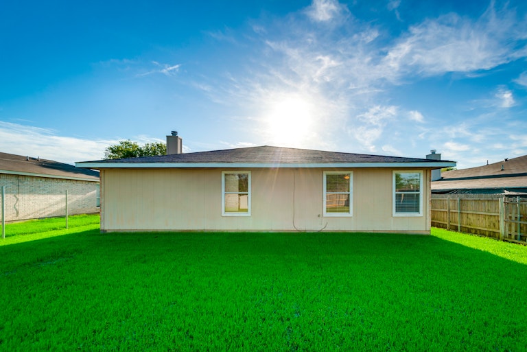 Photo 6 of 28 - 2039 Angelica Way, Dallas, TX 75217