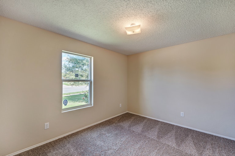 Photo 16 of 22 - 4901 Parkview Hills Ln, Fort Worth, TX 76179