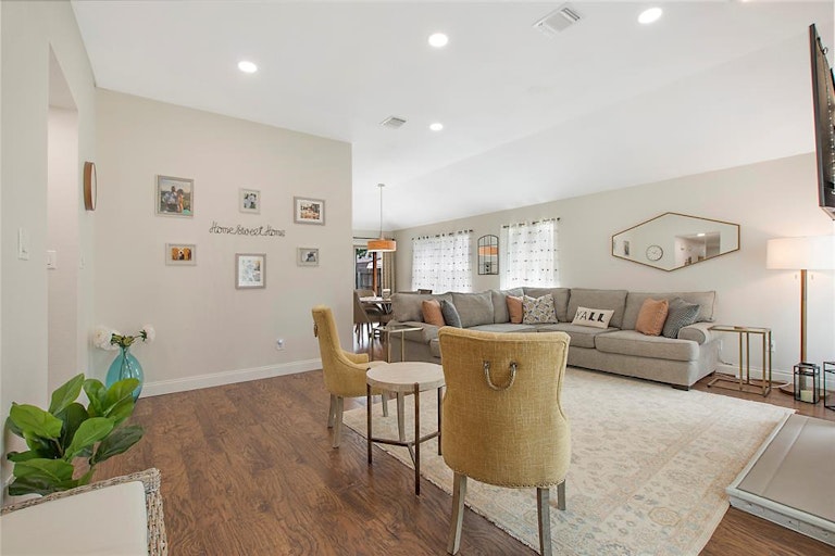 Photo 5 of 32 - 12 Monterey Dr, Roanoke, TX 76262