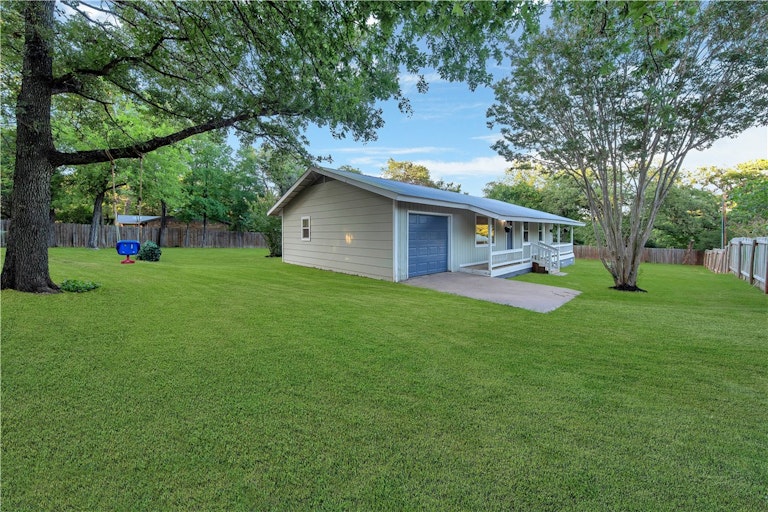 Photo 37 of 40 - 305 Flint Ridge St, Bastrop, TX 78602