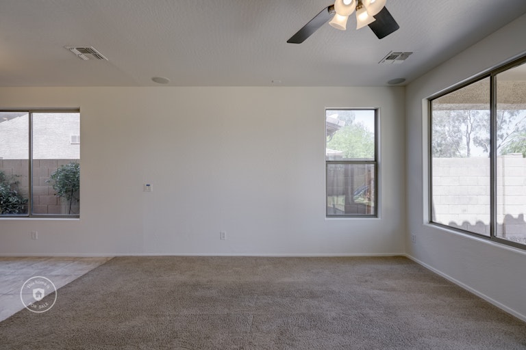 Photo 15 of 34 - 18016 W Paradise Ln, Surprise, AZ 85388