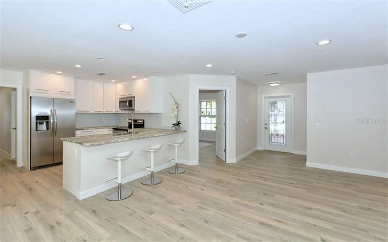 Photo 4 of 25 - 2485 Breakwater Cir, Sarasota, FL 34231