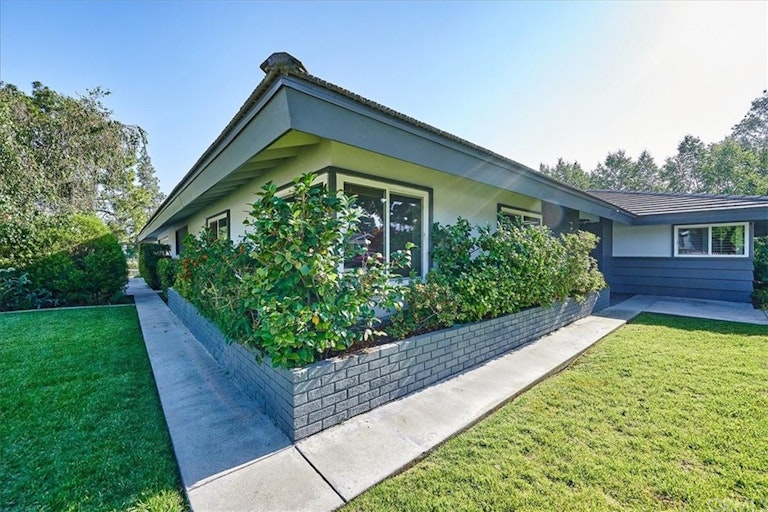 Photo 6 of 53 - 2120 Pinehurst St, Glendora, CA 91741