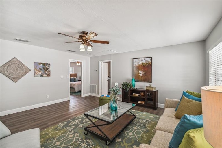 Photo 24 of 42 - 8010 Diagonal Rd N, Saint Petersburg, FL 33702