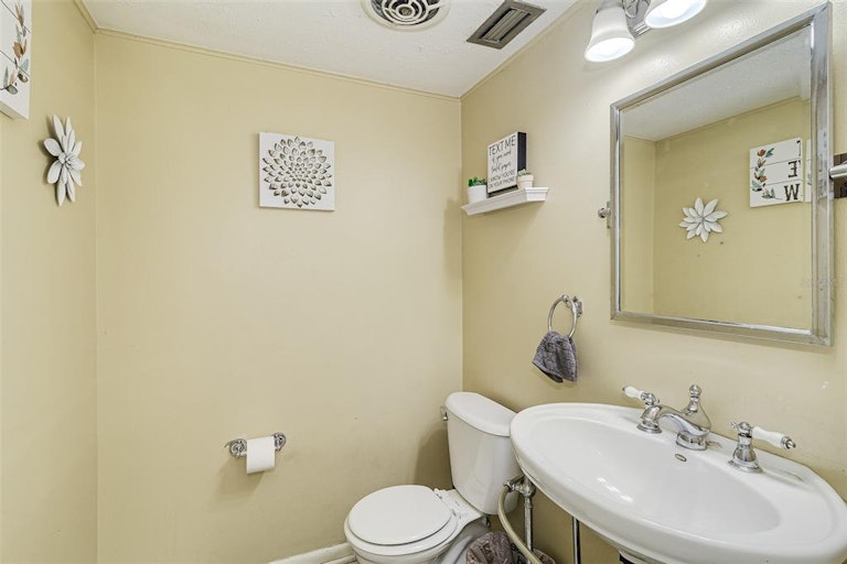 Photo 17 of 33 - 5427 Harbor Dr W, Lakeland, FL 33809