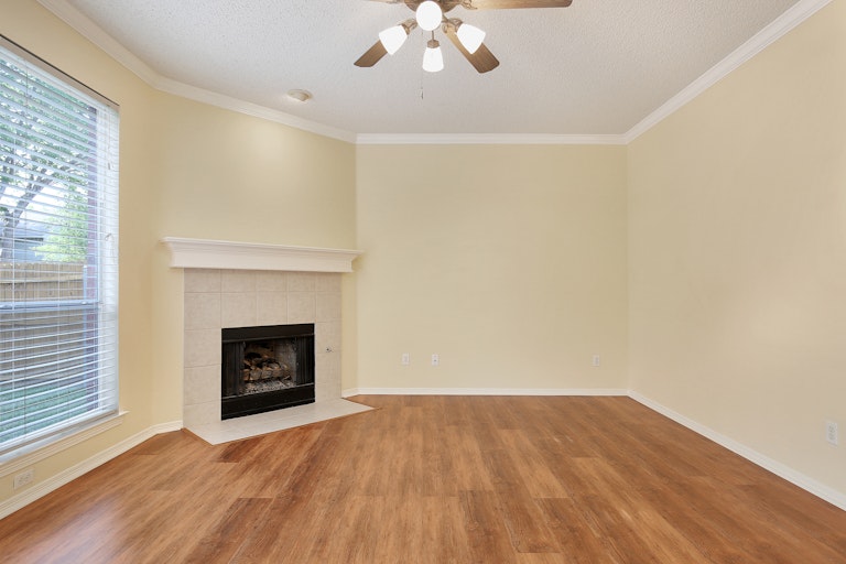 Photo 5 of 29 - 7533 Parkgate Dr, Fort Worth, TX 76137
