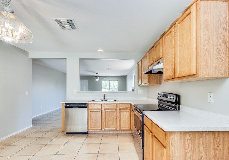 Photo 4 of 18 - 8015 W Pioneer St, Phoenix, AZ 85043