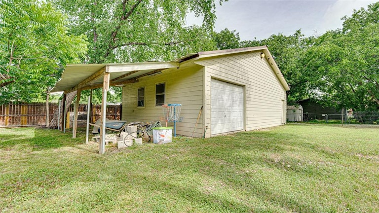 Photo 33 of 40 - 613 E Marvin Ave, Waxahachie, TX 75165