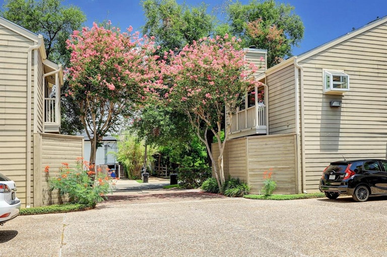 Photo 12 of 14 - 1211 Jackson Blvd Unit G, Houston, TX 77006