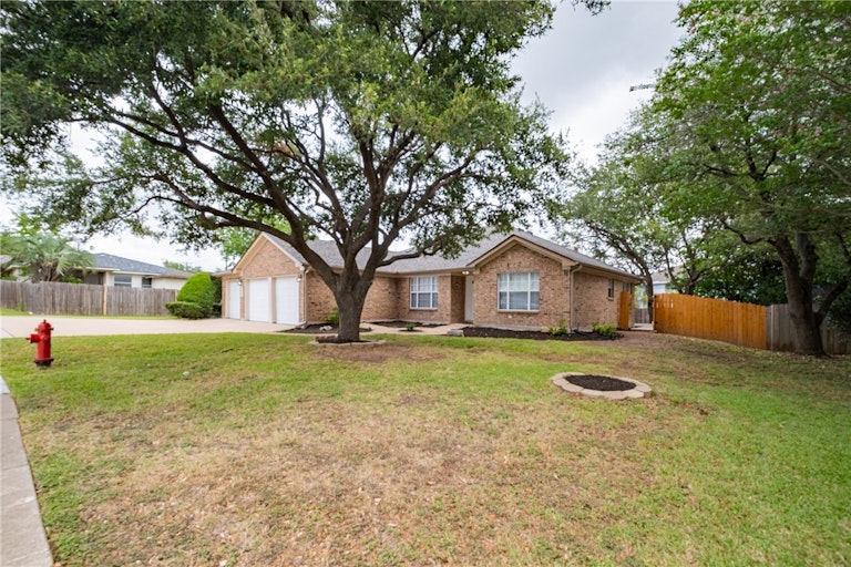 Photo 3 of 27 - 3945 Eagles Nest St, Round Rock, TX 78665