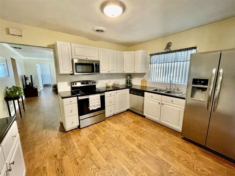 Photo 14 of 23 - 550 E Thelma St, Lake Alfred, FL 33850