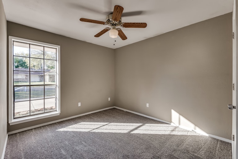 Photo 16 of 19 - 2117 Lea Meadow Cir, Corinth, TX 76208