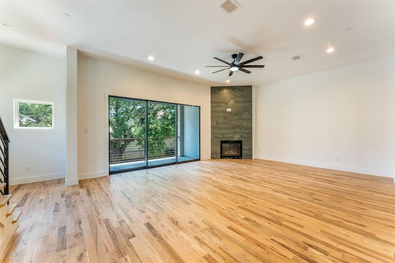 Photo 10 of 40 - 352 Foch St, Fort Worth, TX 76107