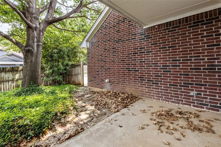Photo 23 of 26 - 405 Crowe Dr, Euless, TX 76040