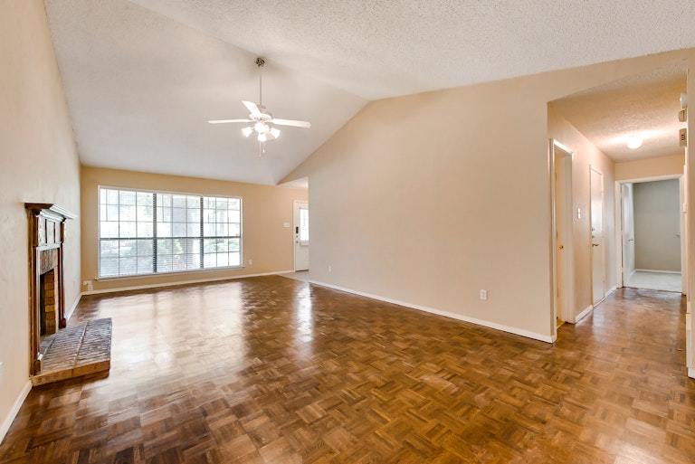 Photo 4 of 25 - 419 Thorn Wood Dr, Euless, TX 76039