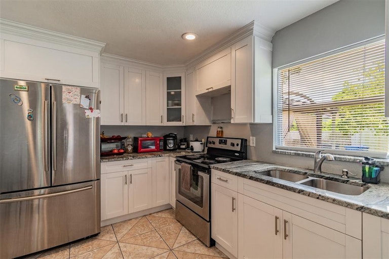 Photo 16 of 40 - 8107 N Lois Ave, Tampa, FL 33614