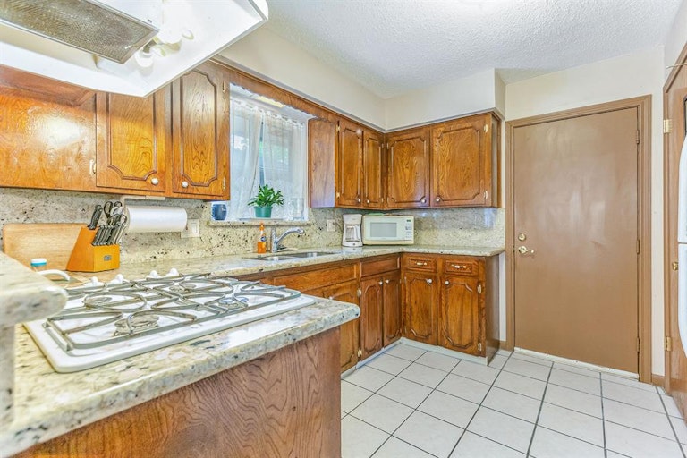 Photo 9 of 22 - 9511 Kell Cir, Houston, TX 77040
