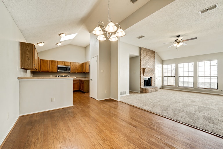 Photo 6 of 21 - 4221 Amy Dr, Mesquite, TX 75150