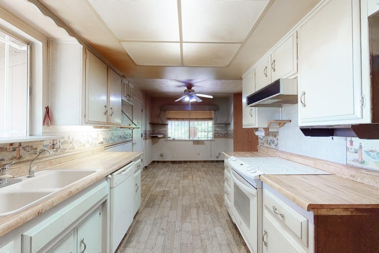 Photo 13 of 56 - 1150 Nickel Ln, Yuba City, CA 95991