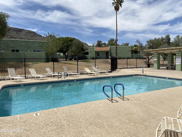 Photo 4 of 31 - 822 E Cochise Dr, Phoenix, AZ 85020