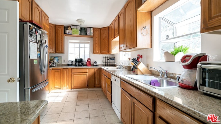 Photo 15 of 19 - 827 N McCadden Pl, Los Angeles, CA 90038