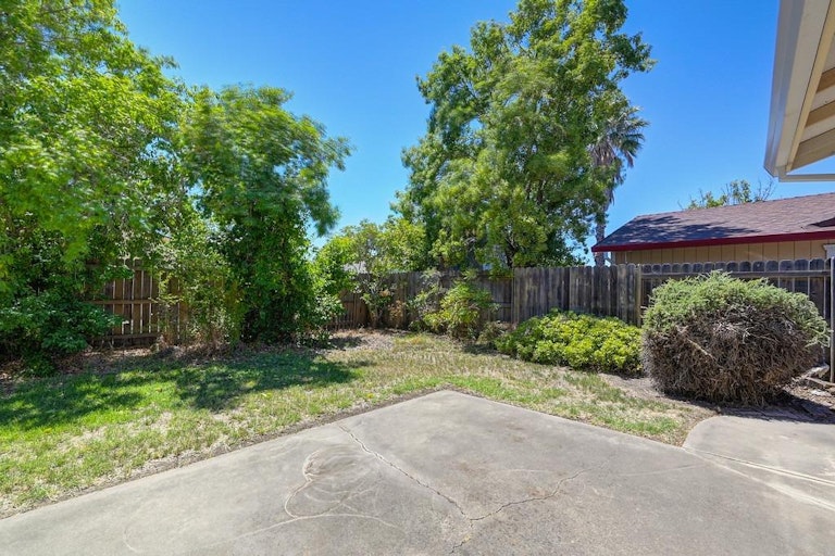 Photo 30 of 37 - 660 Tailwind Dr, Sacramento, CA 95838