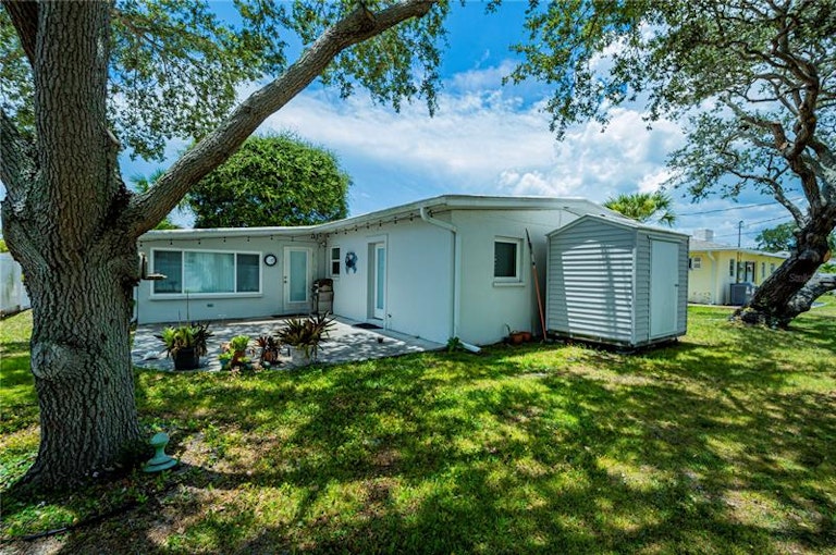 Photo 32 of 35 - 817 Harbor Dr S, Venice, FL 34285