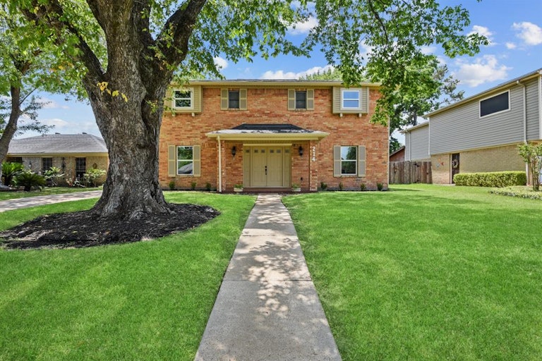 Photo 3 of 36 - 214 Andorra Ln, Houston, TX 77015