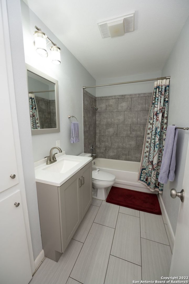 Photo 8 of 33 - 35 Storeywood Dr, San Antonio, TX 78213