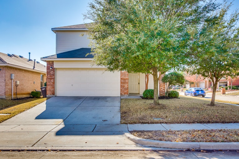 Photo 4 of 31 - 2700 Mountain Lion Dr, Fort Worth, TX 76244