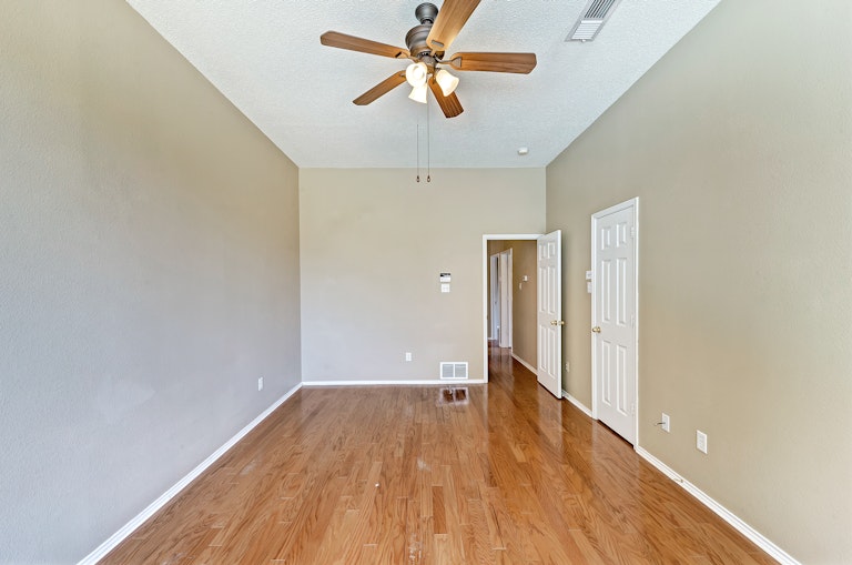 Photo 15 of 28 - 8755 Saranac Trl, Fort Worth, TX 76118