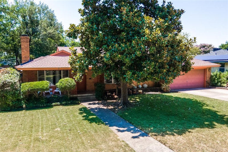 Photo 35 of 35 - 526 Woolsey Dr, Dallas, TX 75224